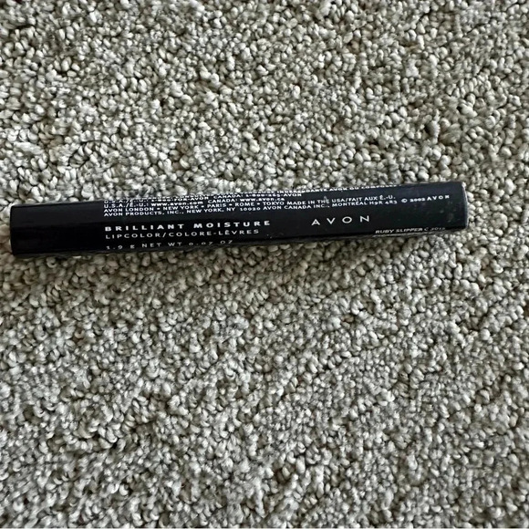 Avon Brilliant Moisture Lipstick NEW SEALED Ruby Slipper - Picture 1 of 3
